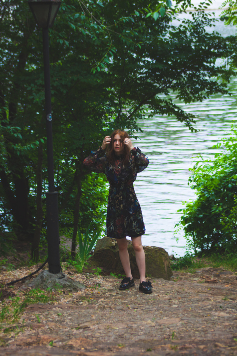 Дівчина біля річки